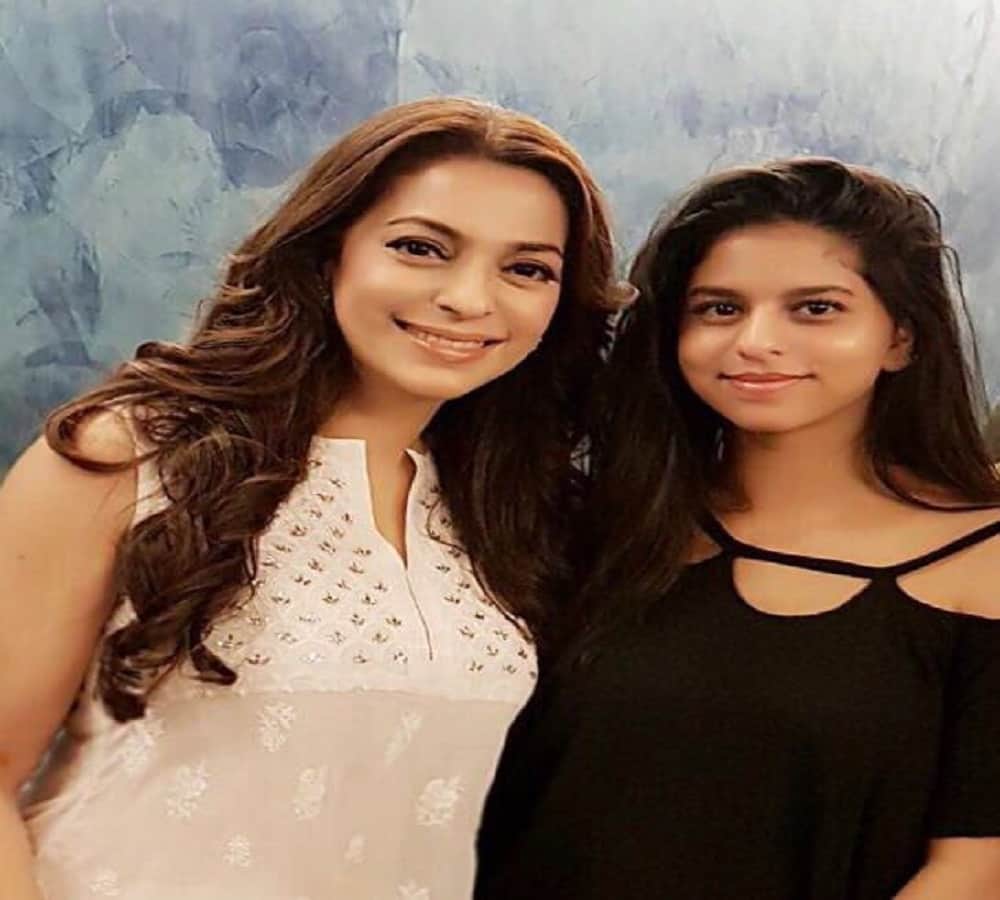 first photo of suhana khan with actress juhi chawla got viral 
