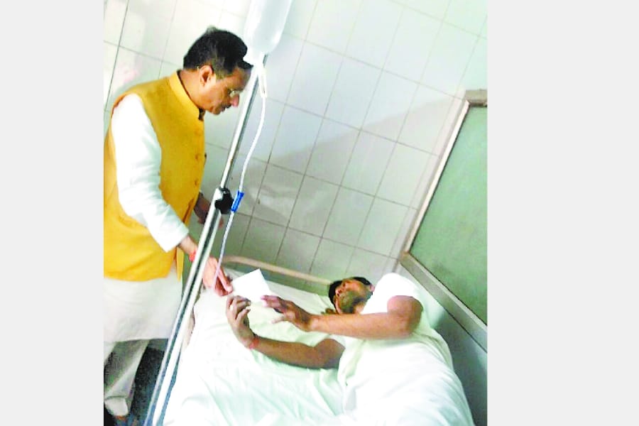 deputy CM distributes cheque to NTPC explosion victim.