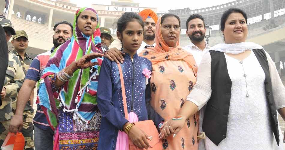 indian govt gifted gold locket to 11 years old pakistani girl hina