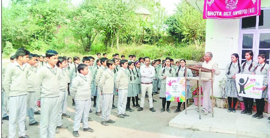 नारा लेखन से बताया मतदान का महत्व