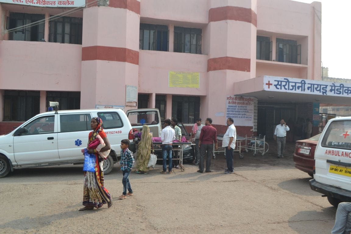 seven died in road accident in Agra