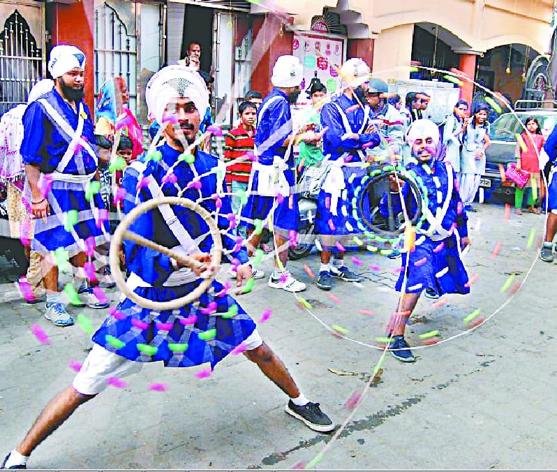 sikh people celebrated the birthday eve of gurugovind singh 