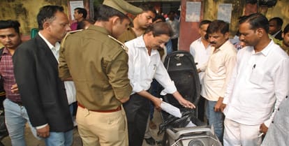 Five lakhs of stolen from a foreign woman scooty, ruckus