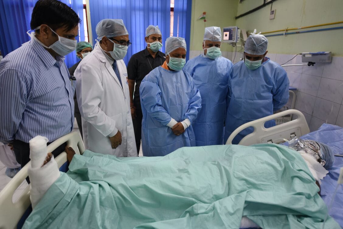 Cm yogi met with ntpc victims in lucknow hospitals
