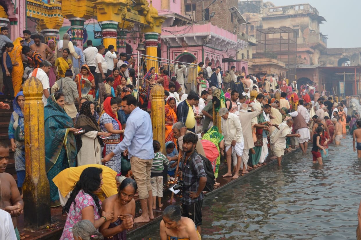 कार्तिक पूर्णिमा पर स्नान, दुग्धाभिषेक और मंदिरों में दान