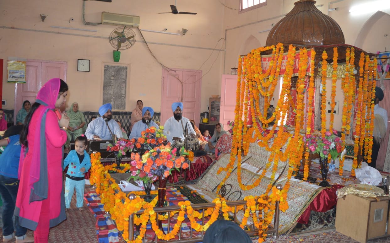 कान्हा की नगरी में रही शबद कीर्तन की गूंज