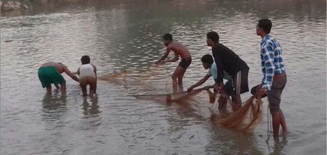 देवहा नदी में नहाते वक्त तीन किशोर डूबे, एक का शव मिला
