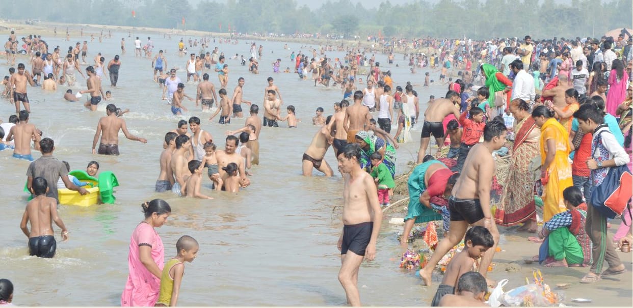 श्रद्धालुओं ने लगाई आस्था की डुबकी, सूर्य को दिया अर्घ्य