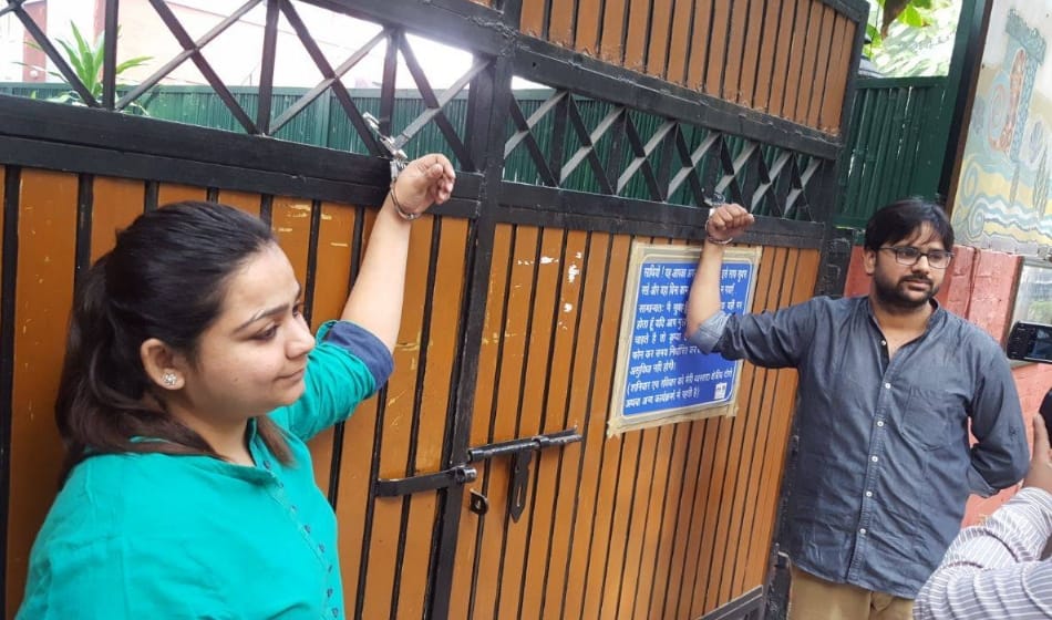 aam admi sena protest in unique way outside manish sisodia home in delhi