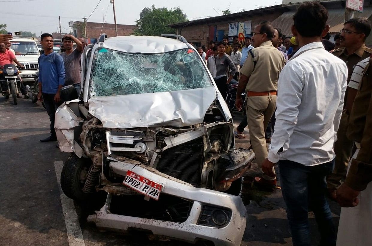 टेंम्पो और कार की टक्कर में एक की मौत, आठ घायल