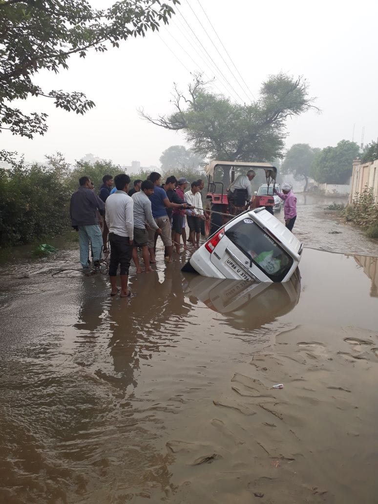 car get down in sever drain in agra