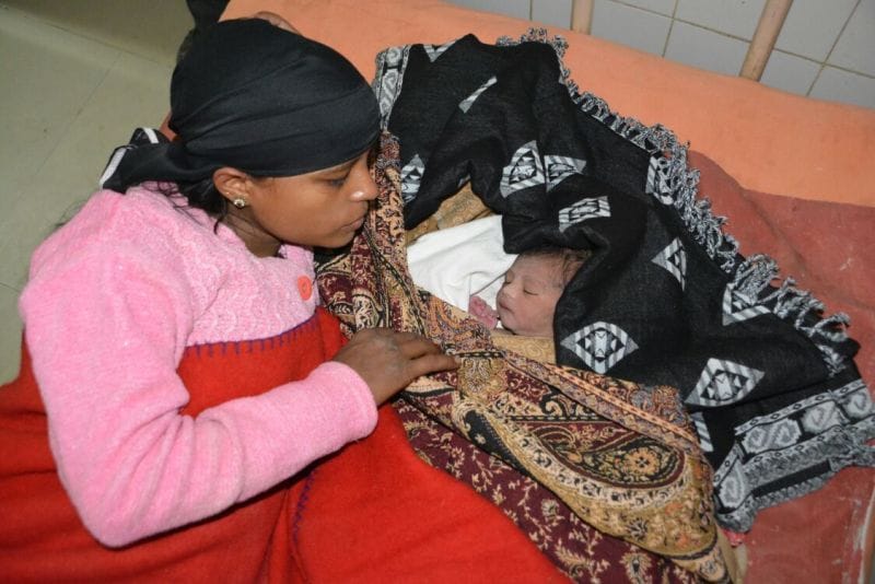 महिला ने प्लेटफार्म पर दिया बालक को जन्म