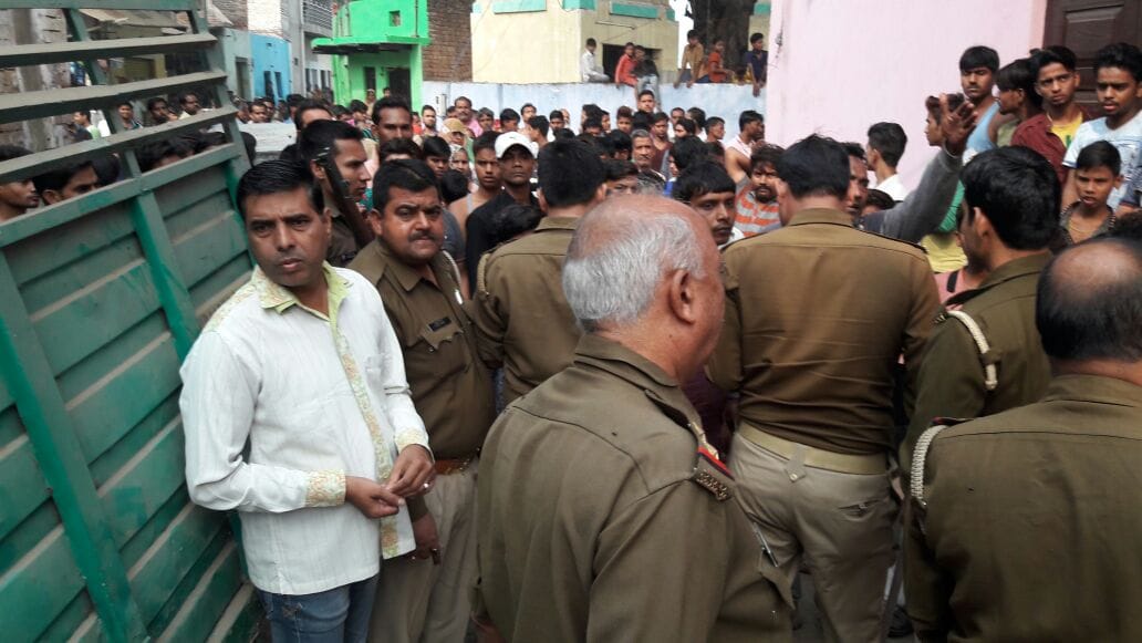 angree people throw stone on car in mathura