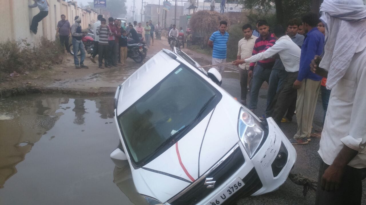 car get down in sever drain in agra