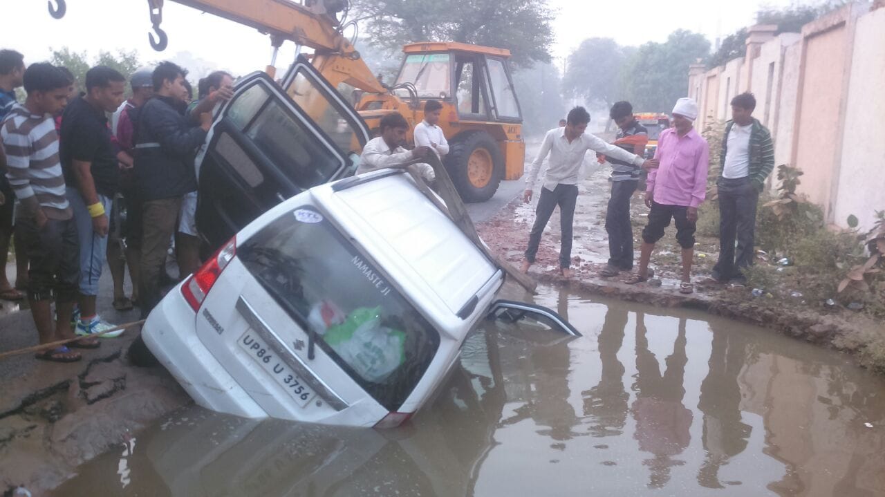 car get down in sever drain in agra