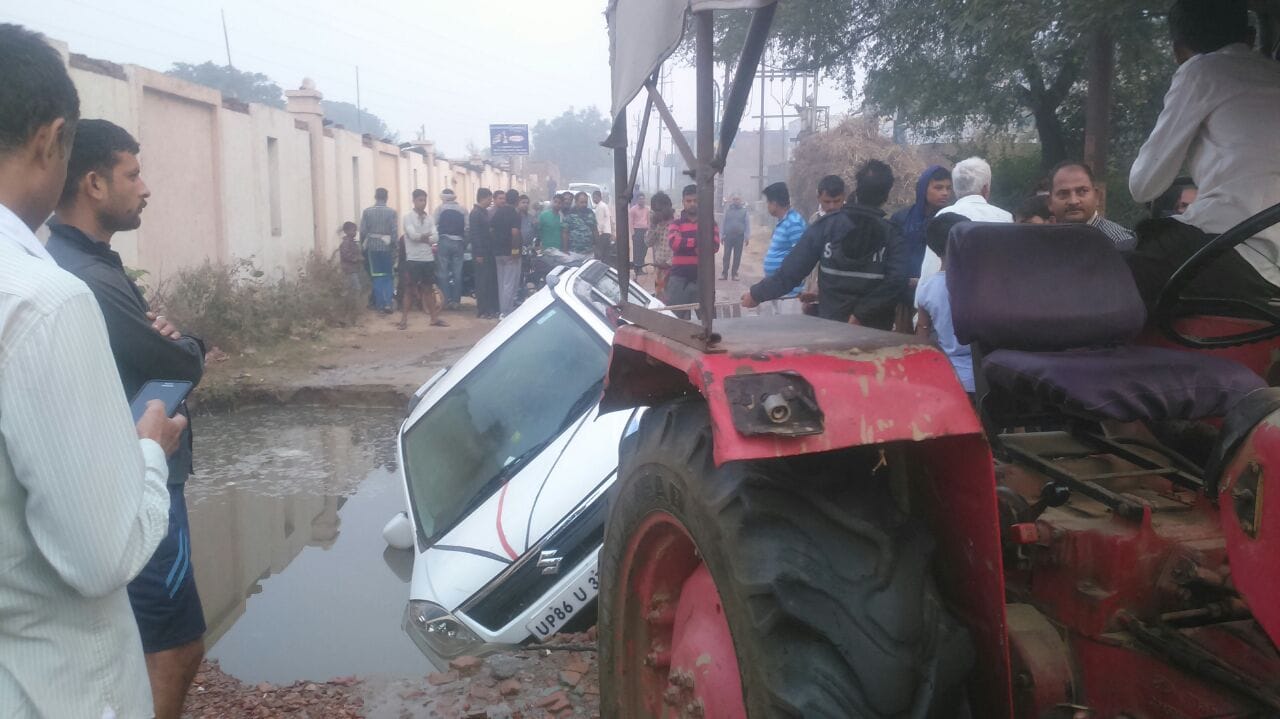 car get down in sever drain in agra