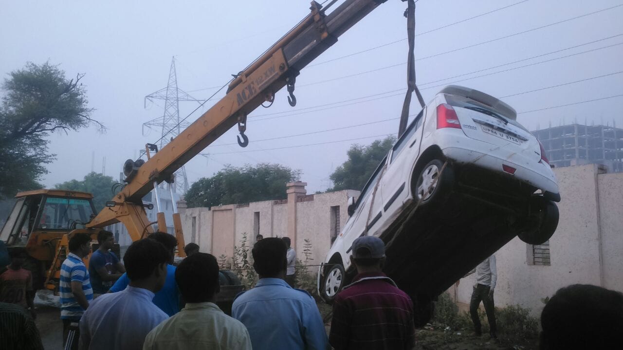 car get down in sever drain in agra