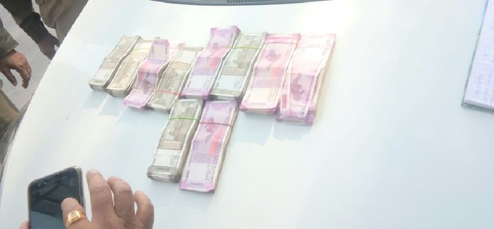 पिकअप से 2.89 लाख बरामद