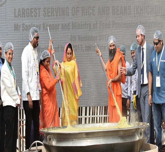 Khichdi cooked for world record in world food india in presence of Baba Ramdev