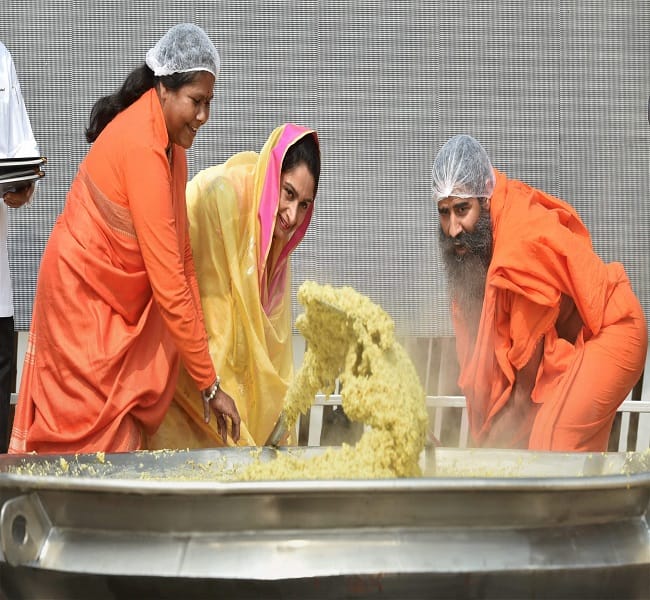 Khichdi cooked for world record in world food india in presence of Baba Ramdev