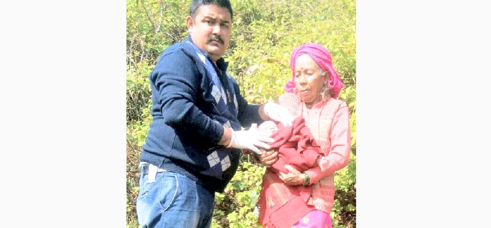 pregnant women delivery in forest due to lack of road