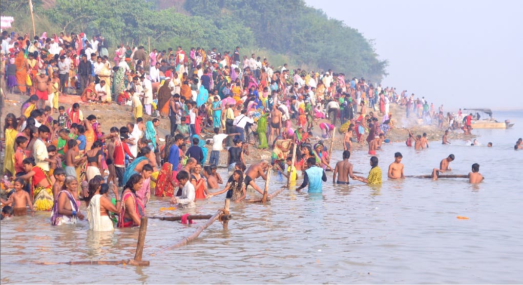 नदी घाटों पर उमड़ा श्रद्धा का सैलाब