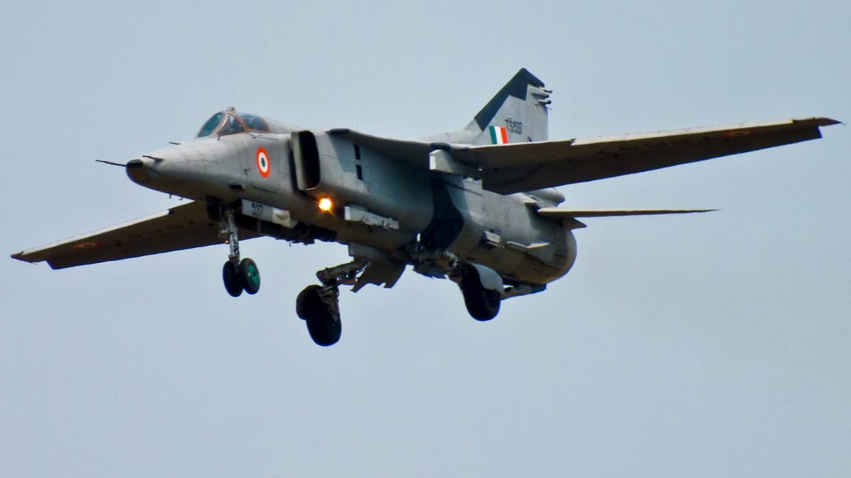 fighter jet mig 27 stuck at jodhpur airport