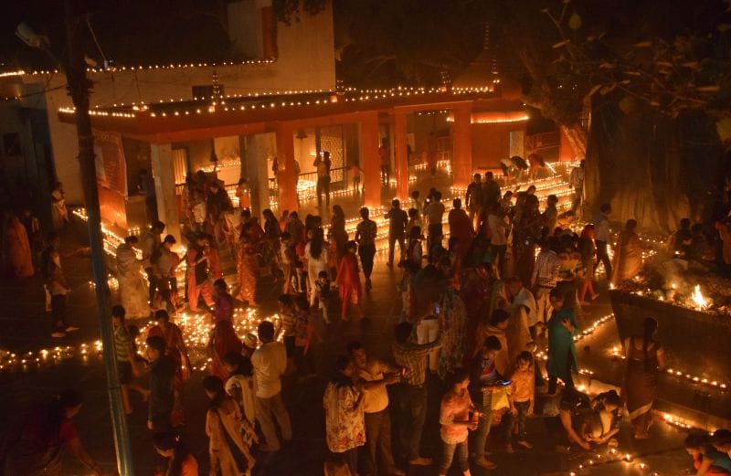 कार्तिक पूर्णिमा के मौके पर हजारों दीपकों से जगमग हुआ चामुंडा परिसर