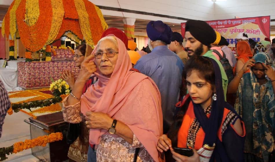gurpurab celebrated enjoyfully all over world, here is how langar was started first time