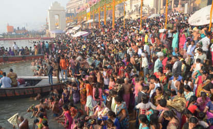 कार्तिक पूर्णिमा पर स्नान के लिए उमड़ा जन सैलाब। गंगा के घाटों पर सबसे ज्यादा भीड़।