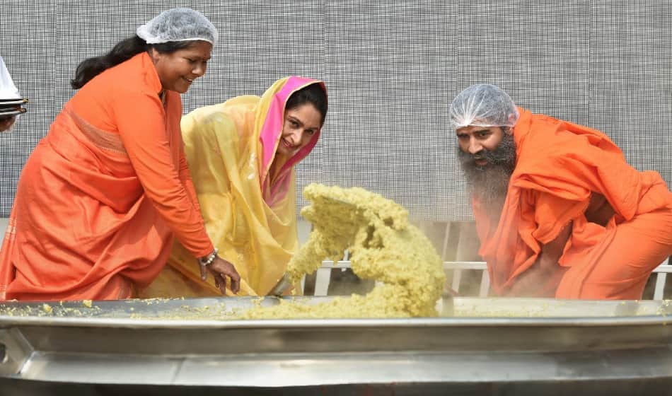 India enters Guinness World Record for 'largest serving of rice and beans' cooking 918 kg Khichdi