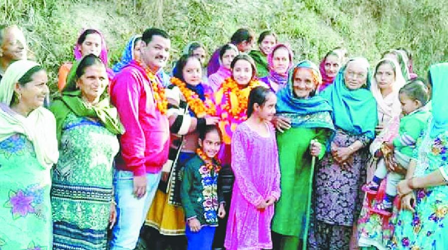 लेफ्टिनेंट बनने के बाद गांव पंहुची जागृती का जोरदार स्वागत