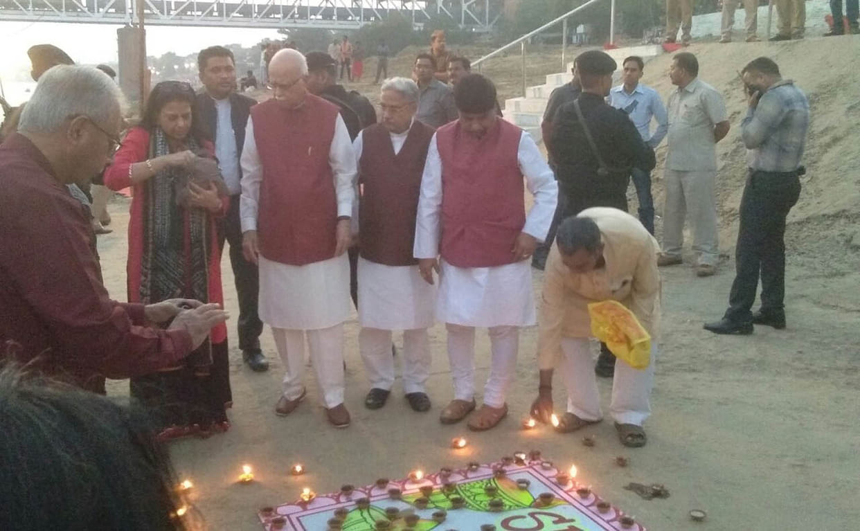 lal krishna advani joins dev deepawali programme