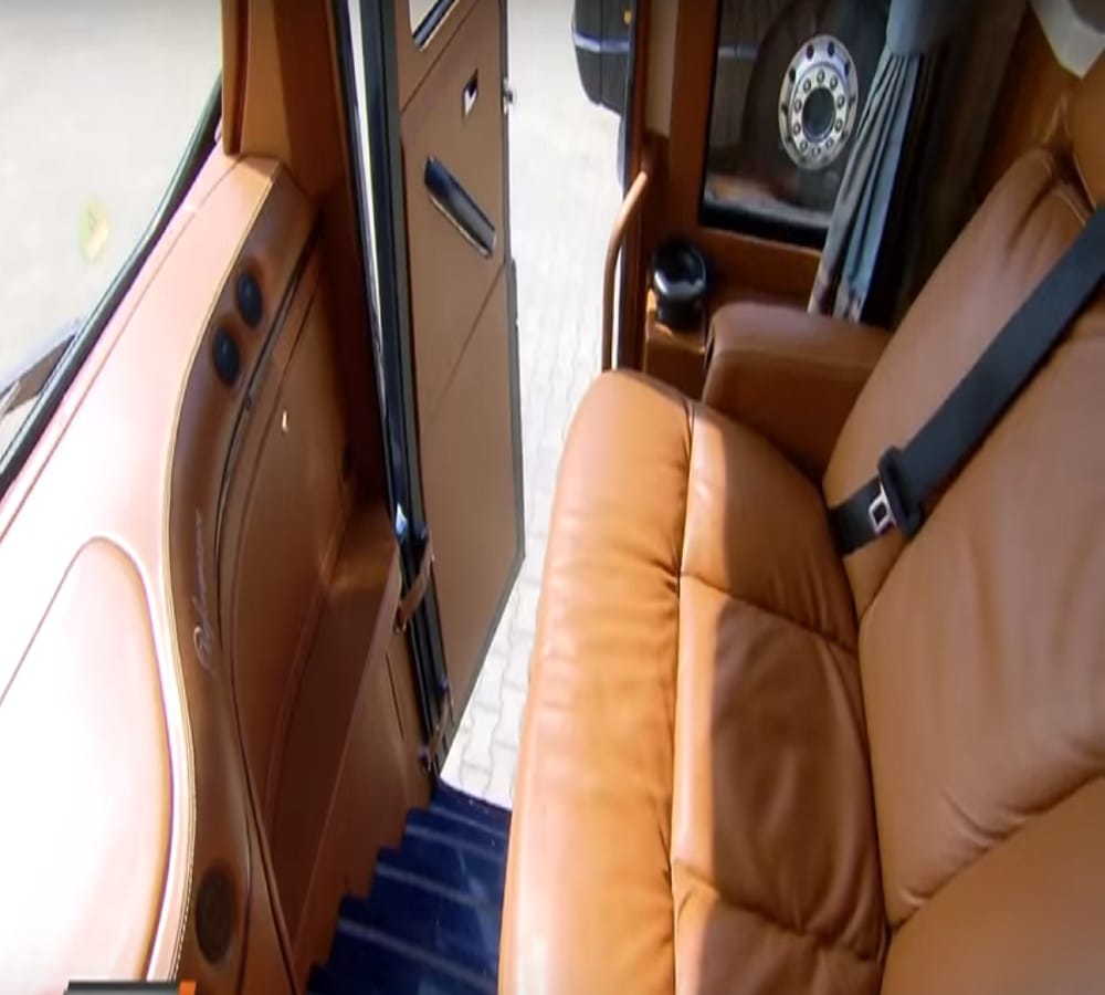 have you Ever seen moving home on the road which is carry seven star hotel facilities