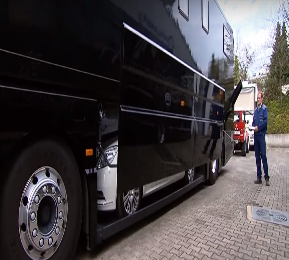 have you Ever seen moving home on the road which is carry seven star hotel facilities