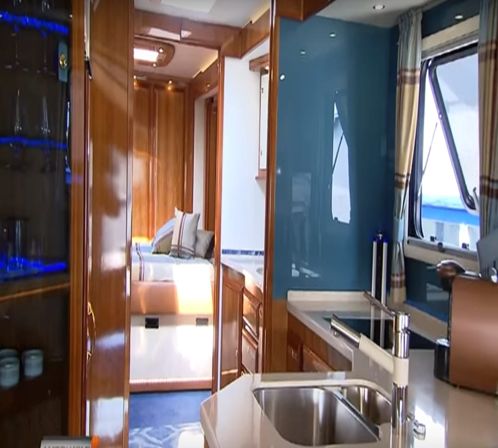 have you Ever seen moving home on the road which is carry seven star hotel facilities