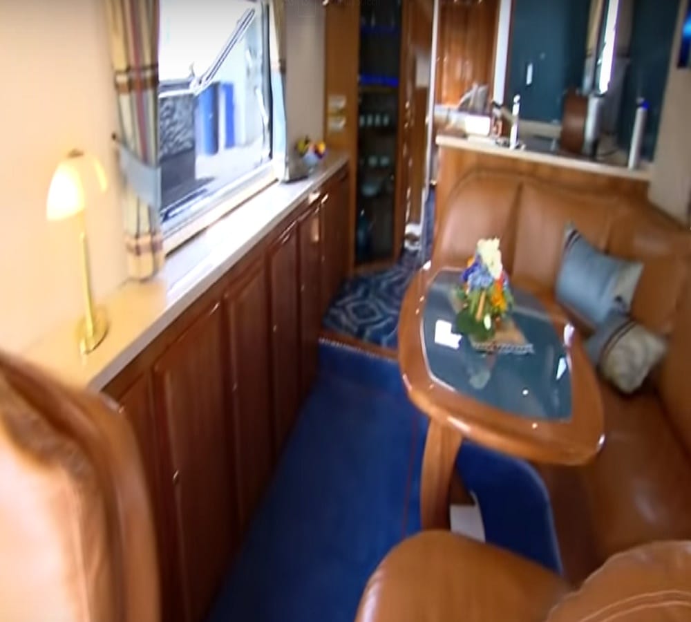 have you Ever seen moving home on the road which is carry seven star hotel facilities