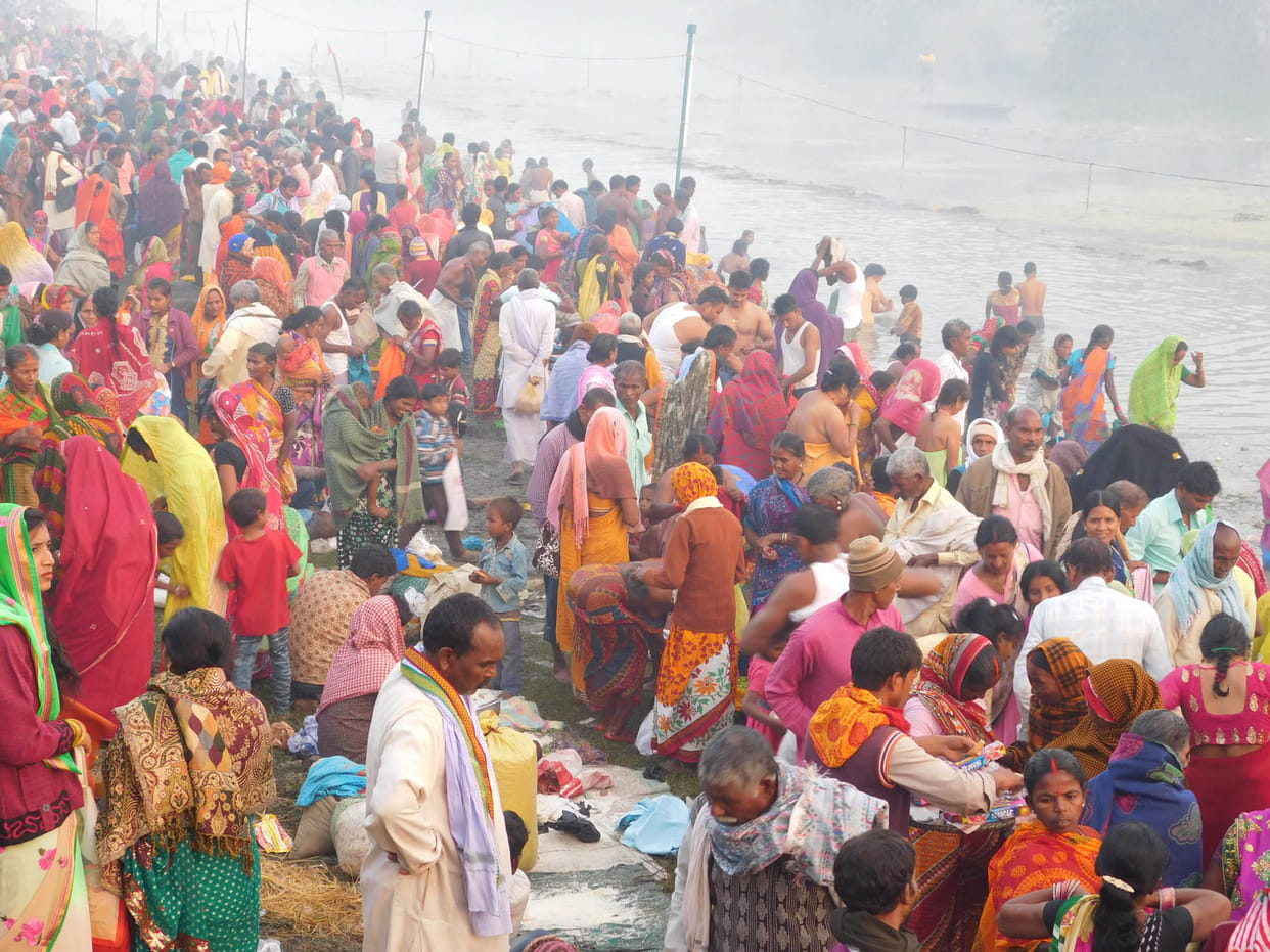 कार्तिक पूर्णिमा पर स्नान के लिए उमड़ी श्रद्घालुओं की भीड़