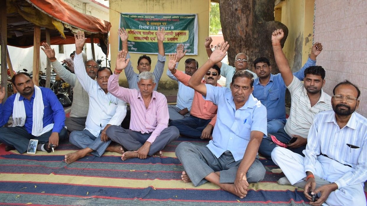डीएम के आश्वासन के बावजूद नहीं माने सचिव