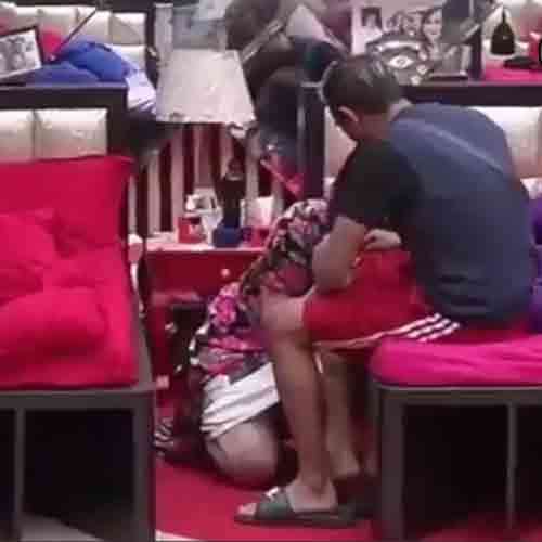 bigg boss 11 arshi touches the private parts of aakash dadlani