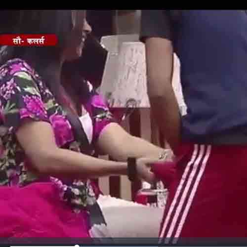 bigg boss 11 arshi touches the private parts of aakash dadlani