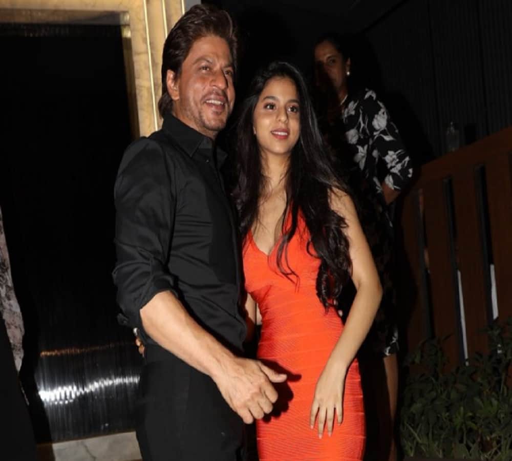 shahrukh khan daughter suhana khan debut on vogue cover photo look glamorous