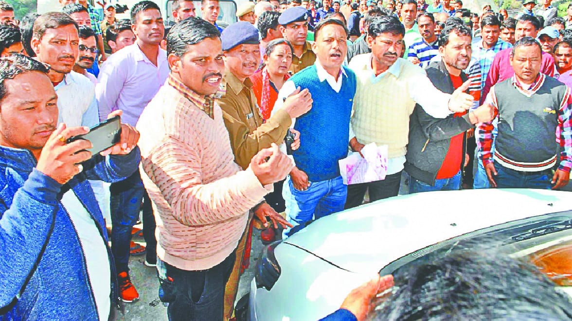 protesters attempt to stop cm trivendra Convoy in Karnprayag