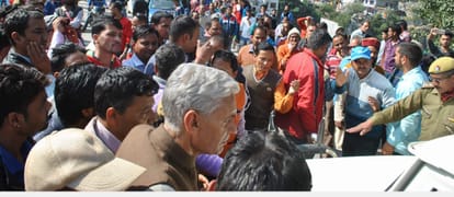 protesters attempt to stop cm trivendra Convoy in Karnprayag