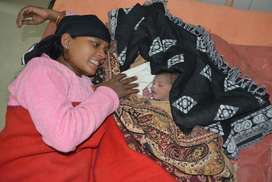 aligarh woman delivery at firozabad railway station