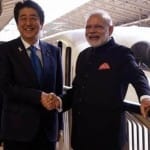 बुलेट ट्रेन के साथ पीएम मोदी और शिंजो आबे