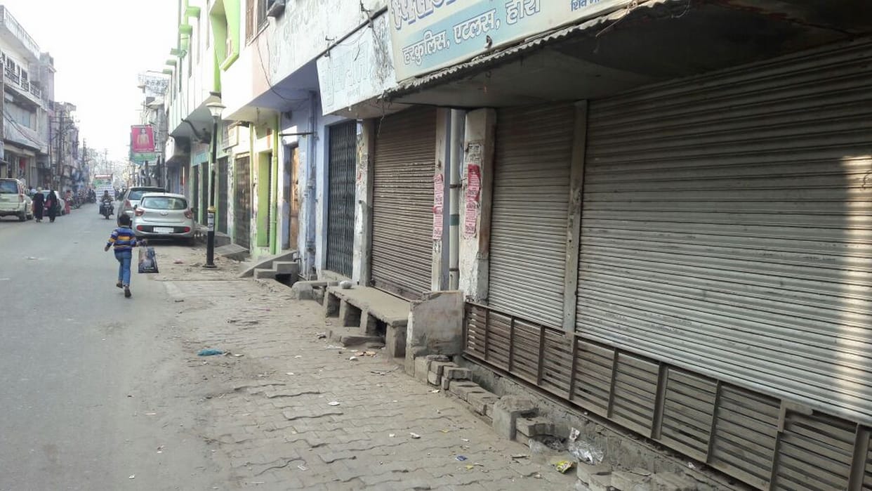 गंगा किनारे मेला, शहर पड़ गया अकेला