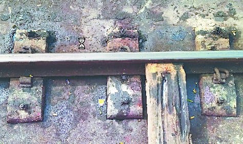 Three places of rail fracture between Kent and Rosaiya