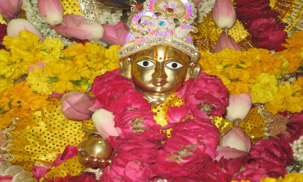 according to vastu always keep god images or statue in sit position