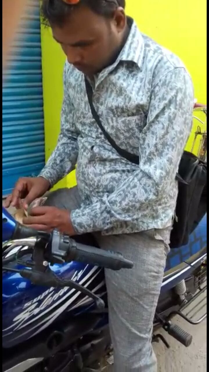 washuli ke rupey ginte rojgaar sevak ki vidio wairal